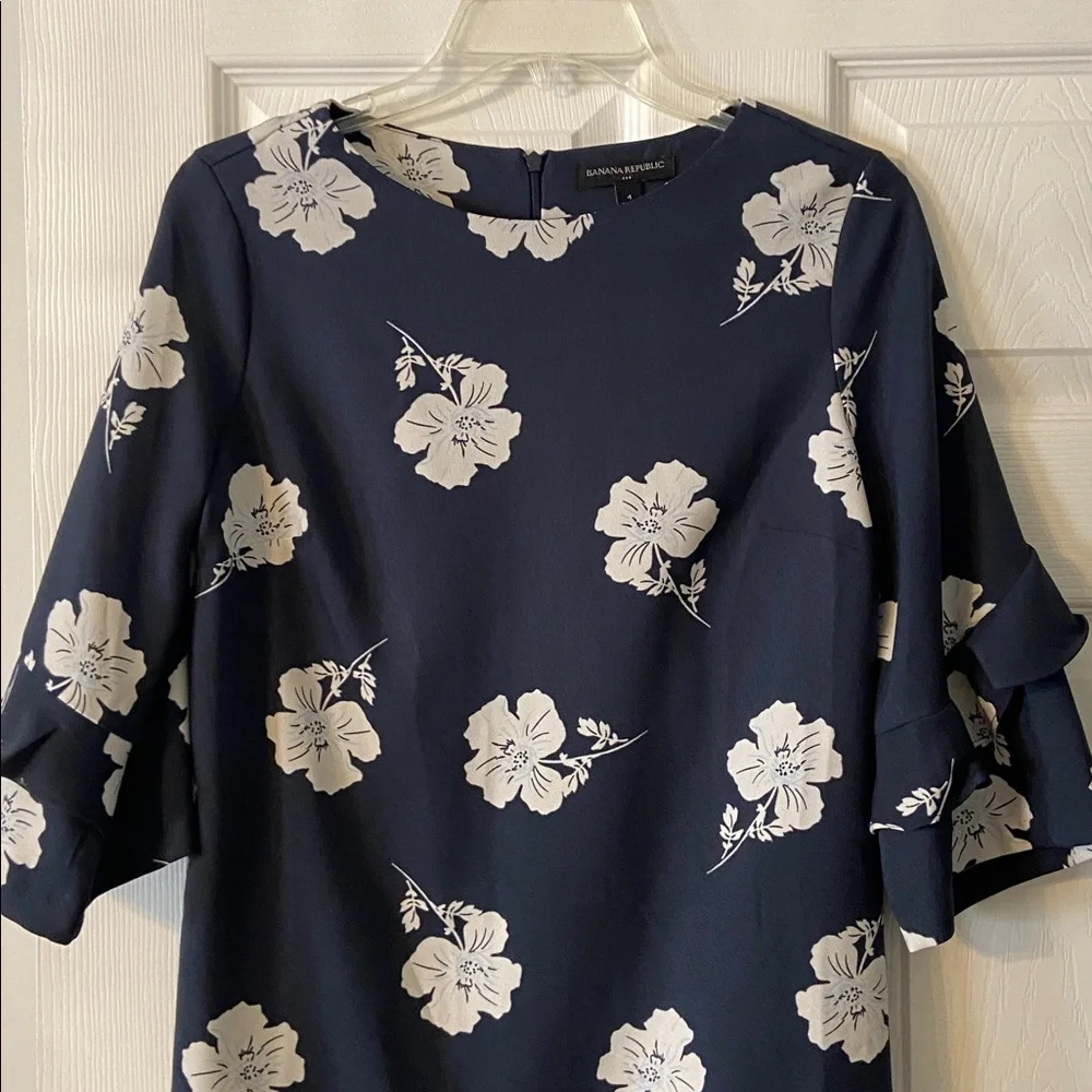Banana Republic Navy and White Floral Dress size 4 brand new with tag length 35”